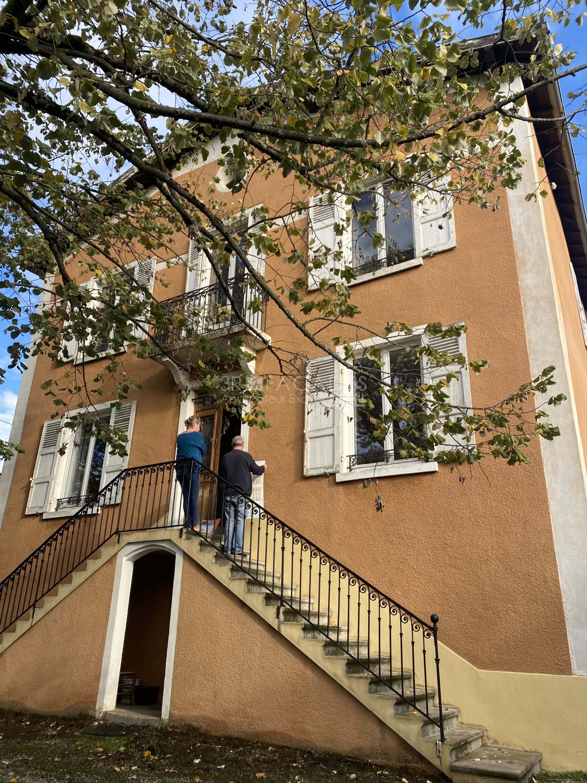 Artisan peintre façades d'une maison à Sathonay camp, 69680, Rhône