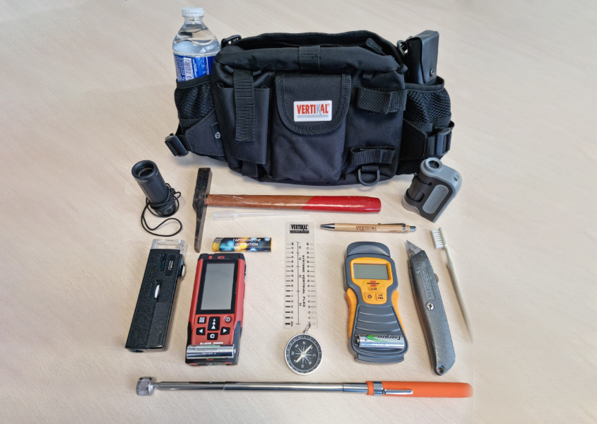 Outils, sac à dos, boussole, mètre, couteau, radio, stylo, clés, multimeter, bouteille d'eau, 3R Façades