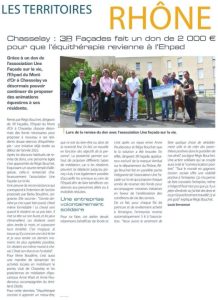 Personnes tenant chèque 3R Façades.