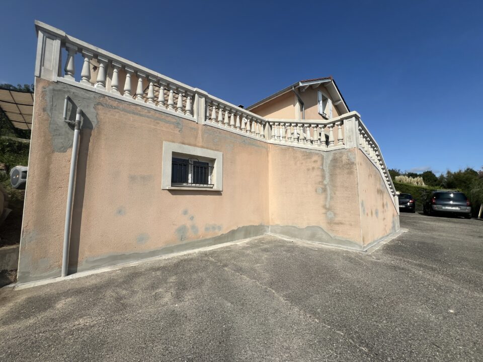 Façade de bâtiment avec balustrade, 3R Façades.