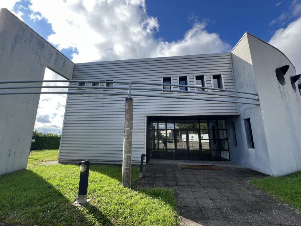 Bâtiment avec façade en métal et entrée vitrée, 3R Façades