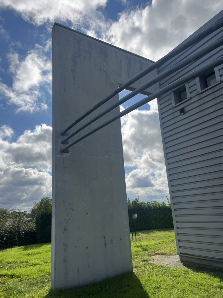 Antenne parabolique fixée sur un bâtiment