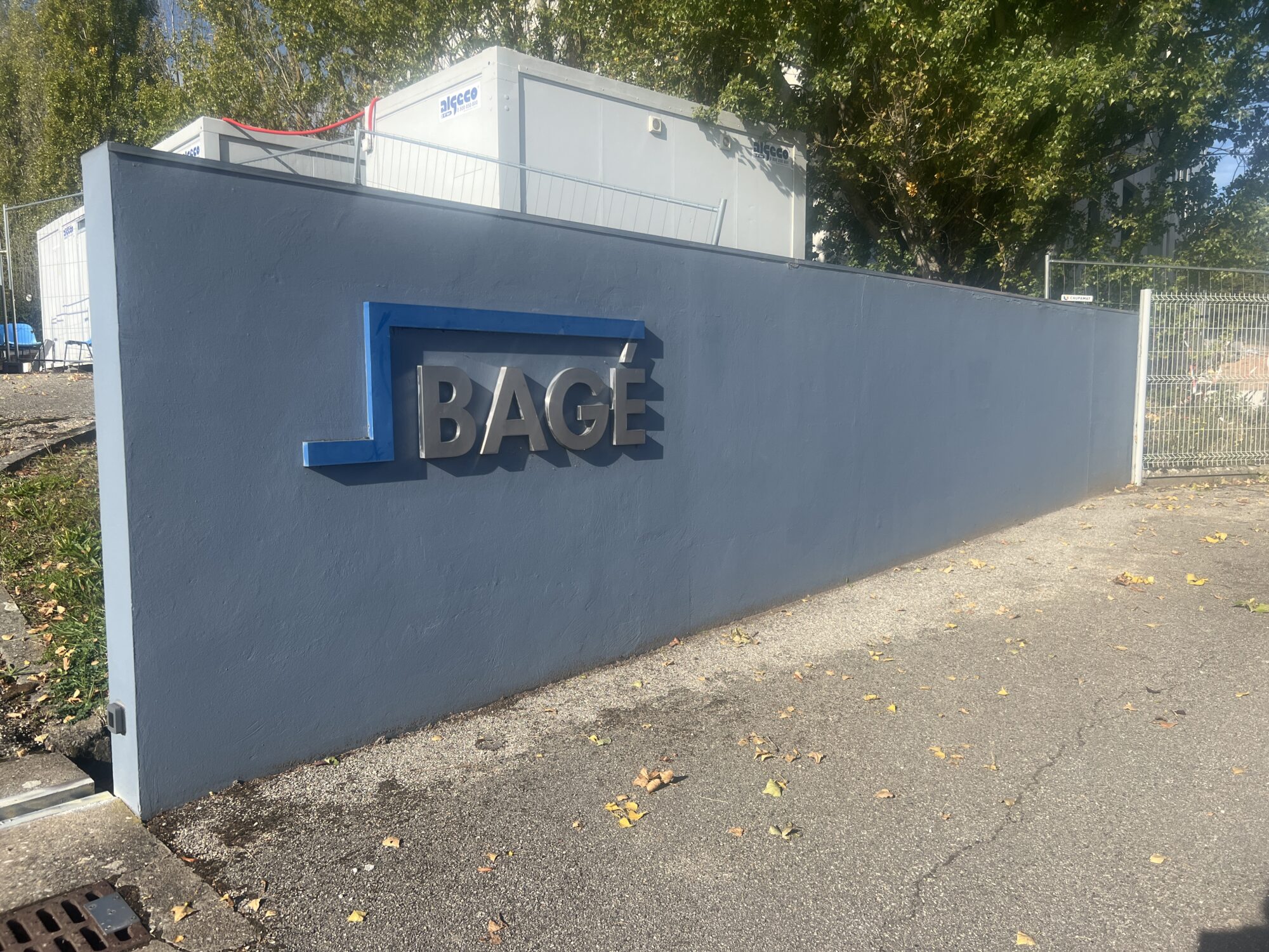 3R-FACADES applicateur exclusif VERTIKAL® Rénove actuellement à la TOUR DE SALVANNY 69890 les murs de l&rsquo;usine BAGE