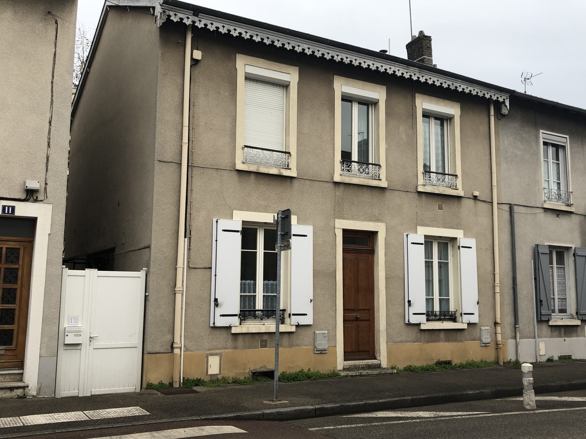 Maison avant l'opération de traitement cointre les remontées d'humidité à La-Tour-de-Salvagny, état d’origine -3R Façades
