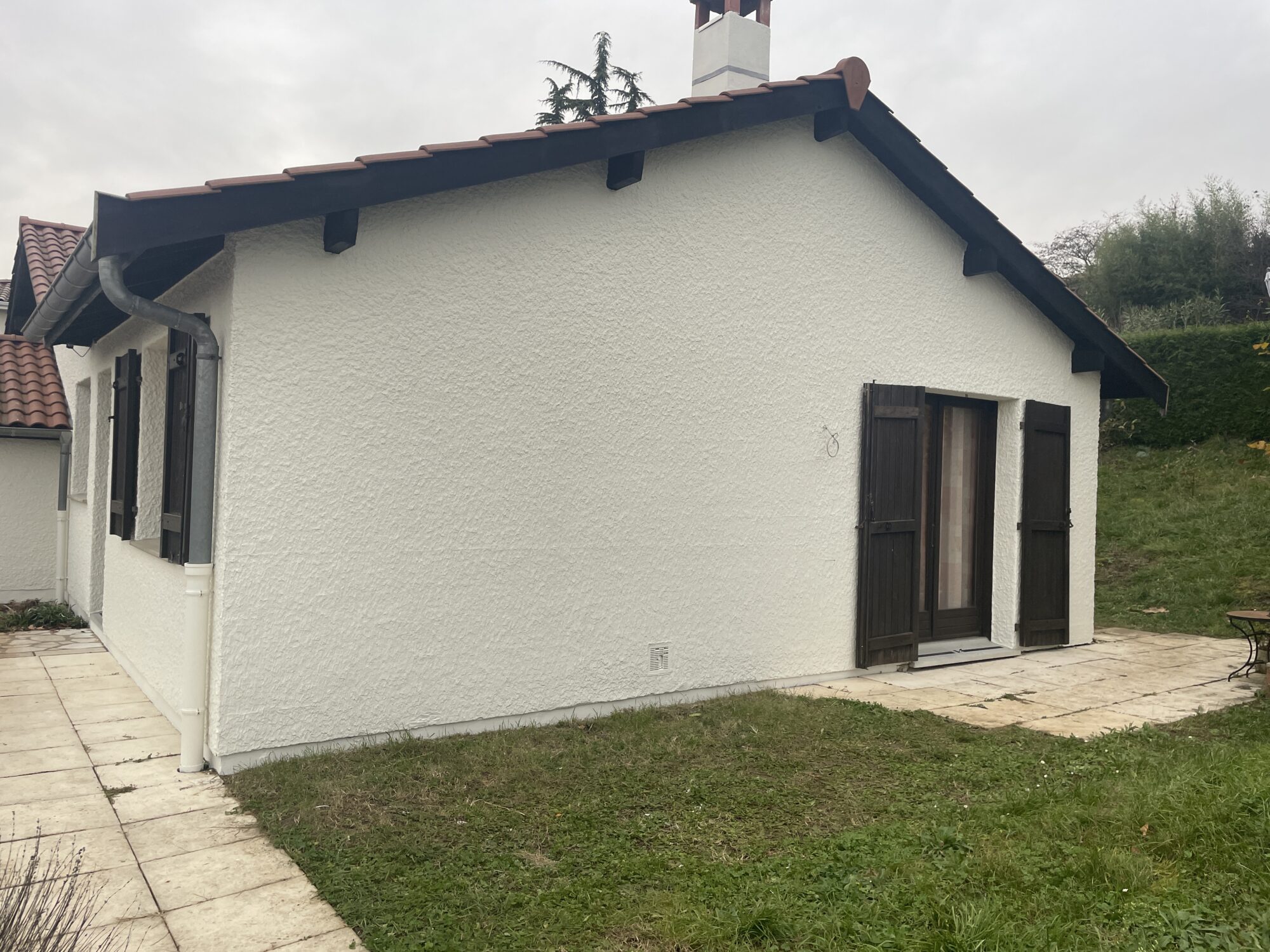 Maison après traitement contre les remontées d'humidité des façades à Neuville-sur-Saône- Ravalement effectué -3R Façades