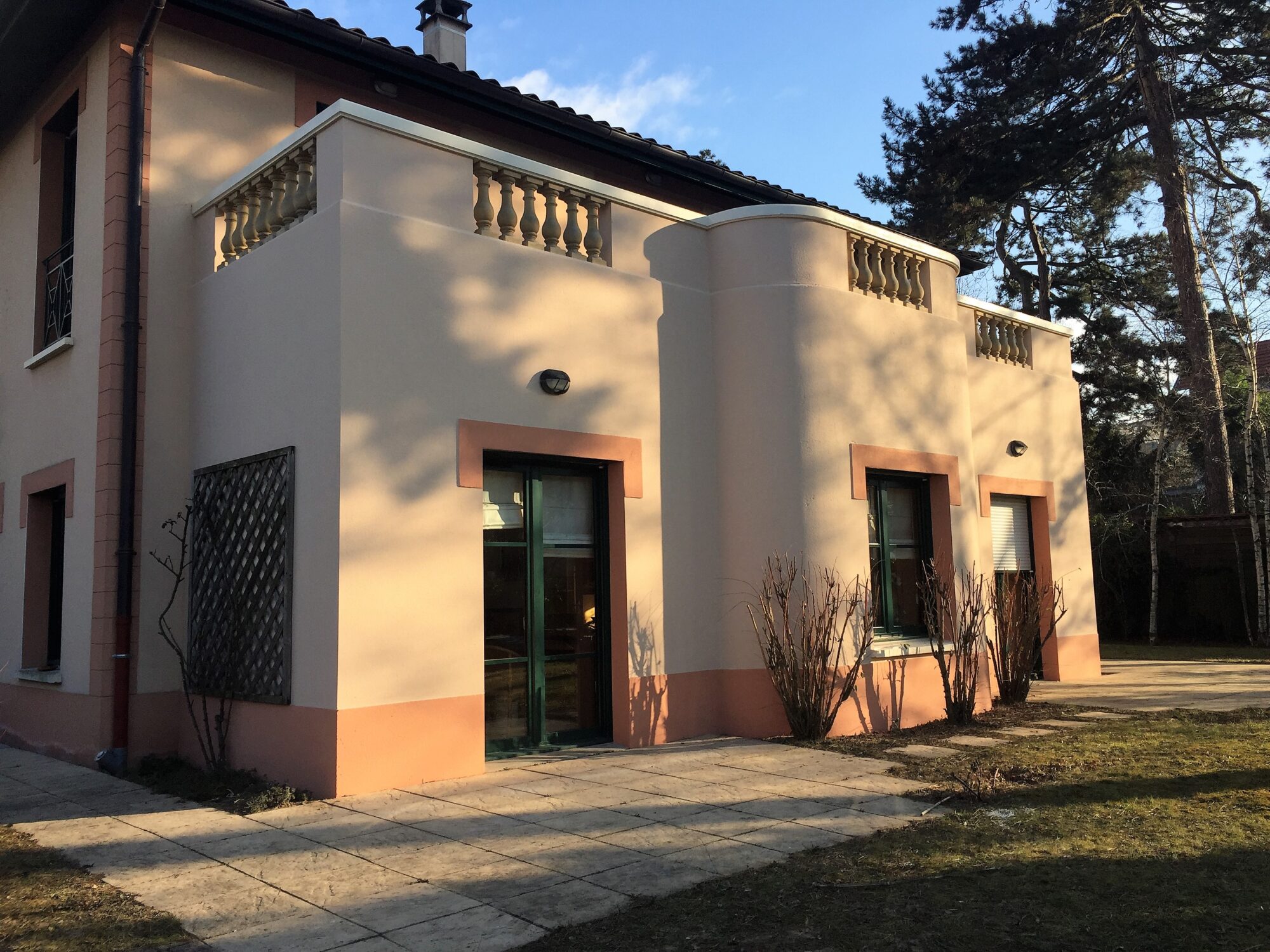 Maison après traitement contre les remontées d'humidité des façades à Saint-Didier-au-Mont-d'Or- Ravalement effectué -3R Façades