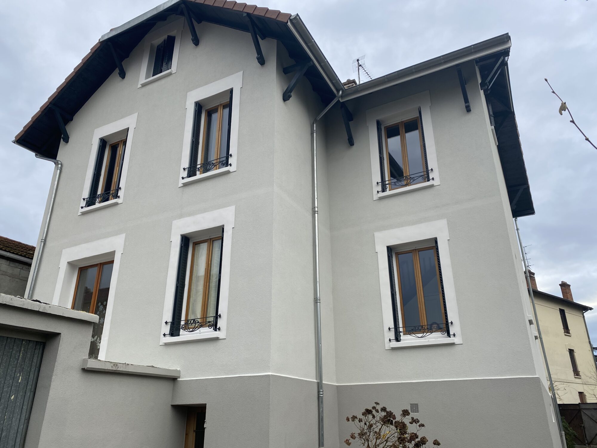 Façade après Réparation des fissures à Limonest, rénovation effectuée -3R Façades