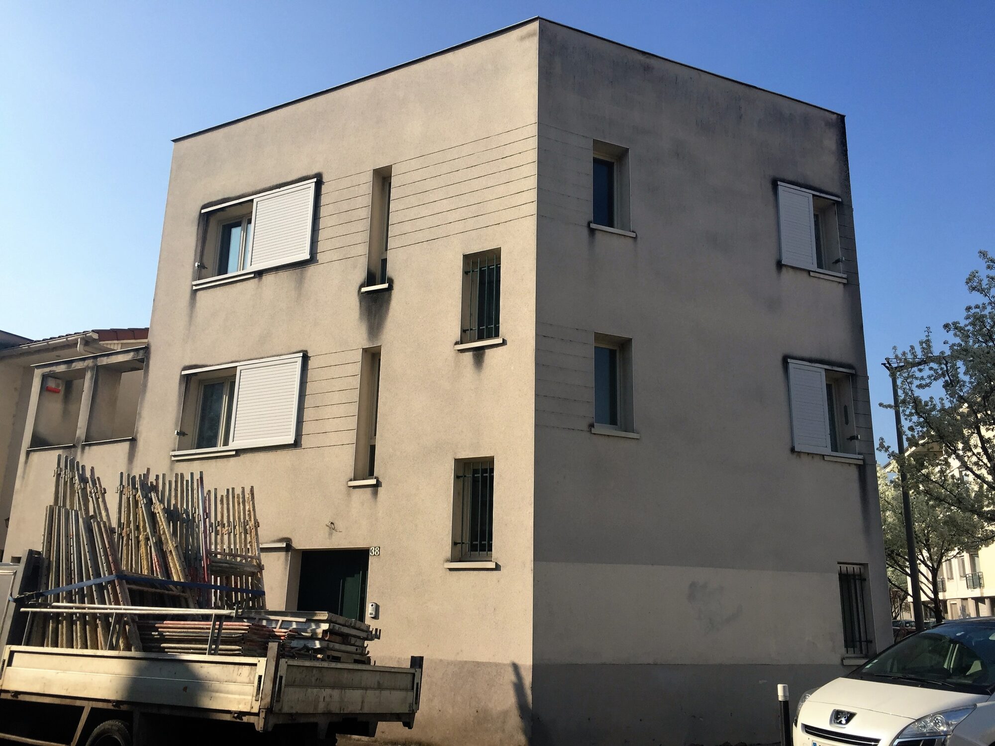 Façade avant mise en peinture à Lyon 9ème arrondissement, état d’origine -3R Façades