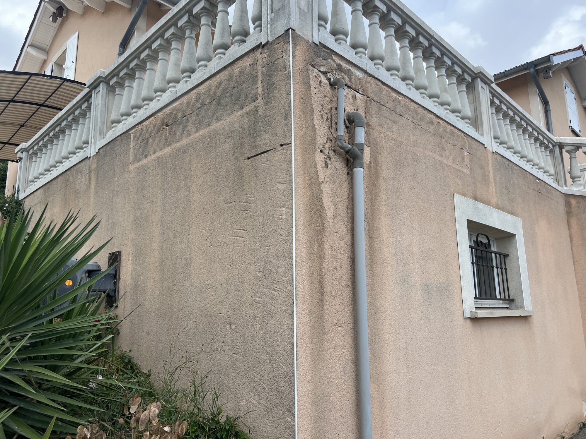 Maison avant l'opération de traitement cointre les remontées d'humidité à Limonest, état d’origine -3R Façades