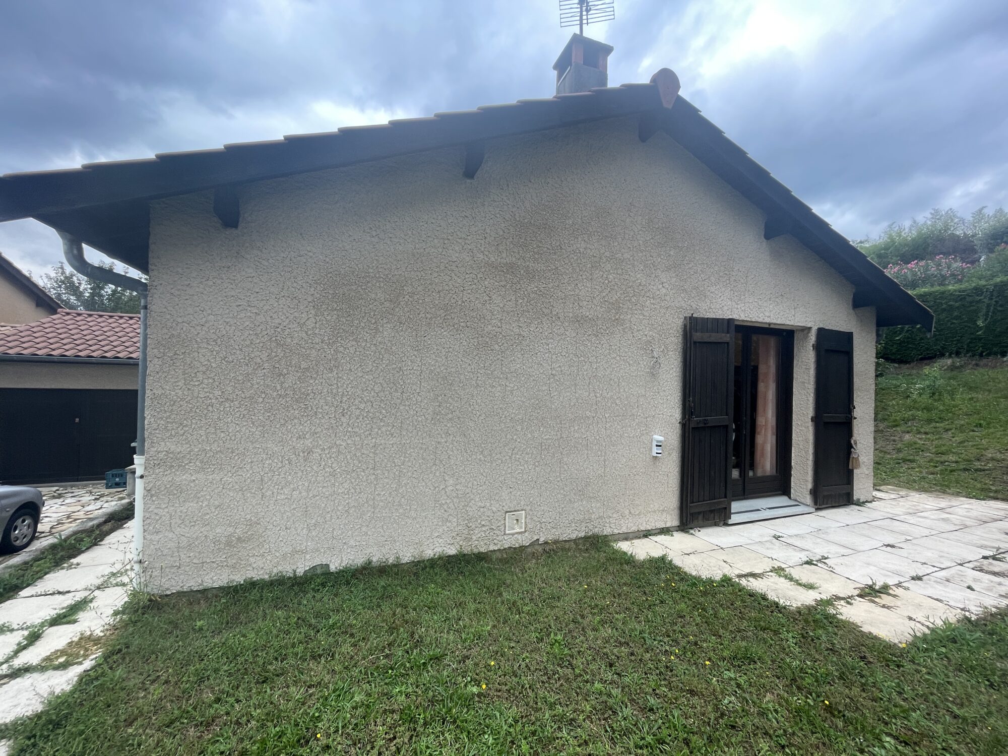 Maison avant l'opération de traitement cointre les remontées d'humidité à Lyon 5ème arrondissement, état d’origine -3R Façades