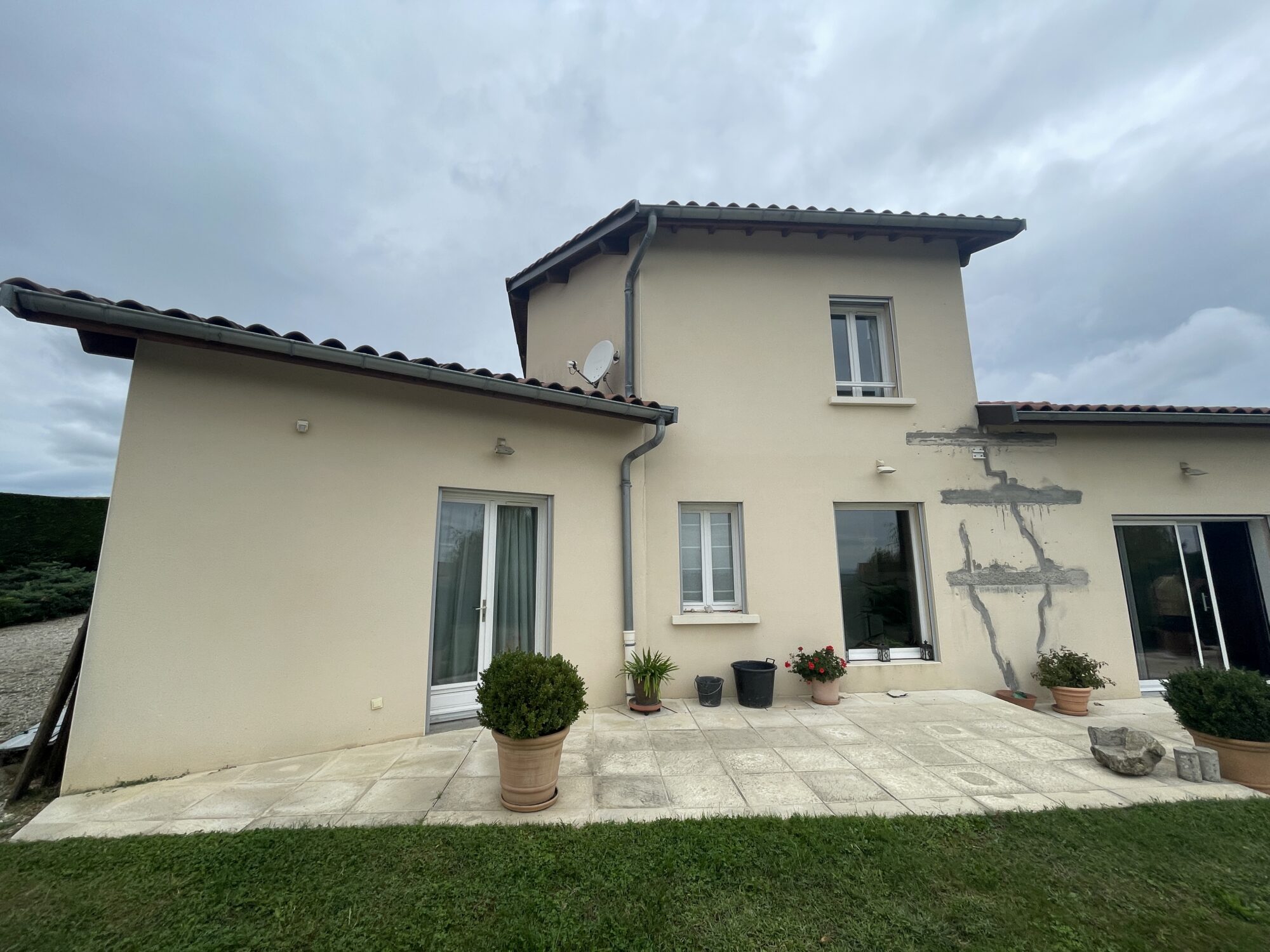 Maison après traitement contre les remontées d'humidité des façades à Lyon 9ème arrondissement - Ravalement effectué -3R Façades