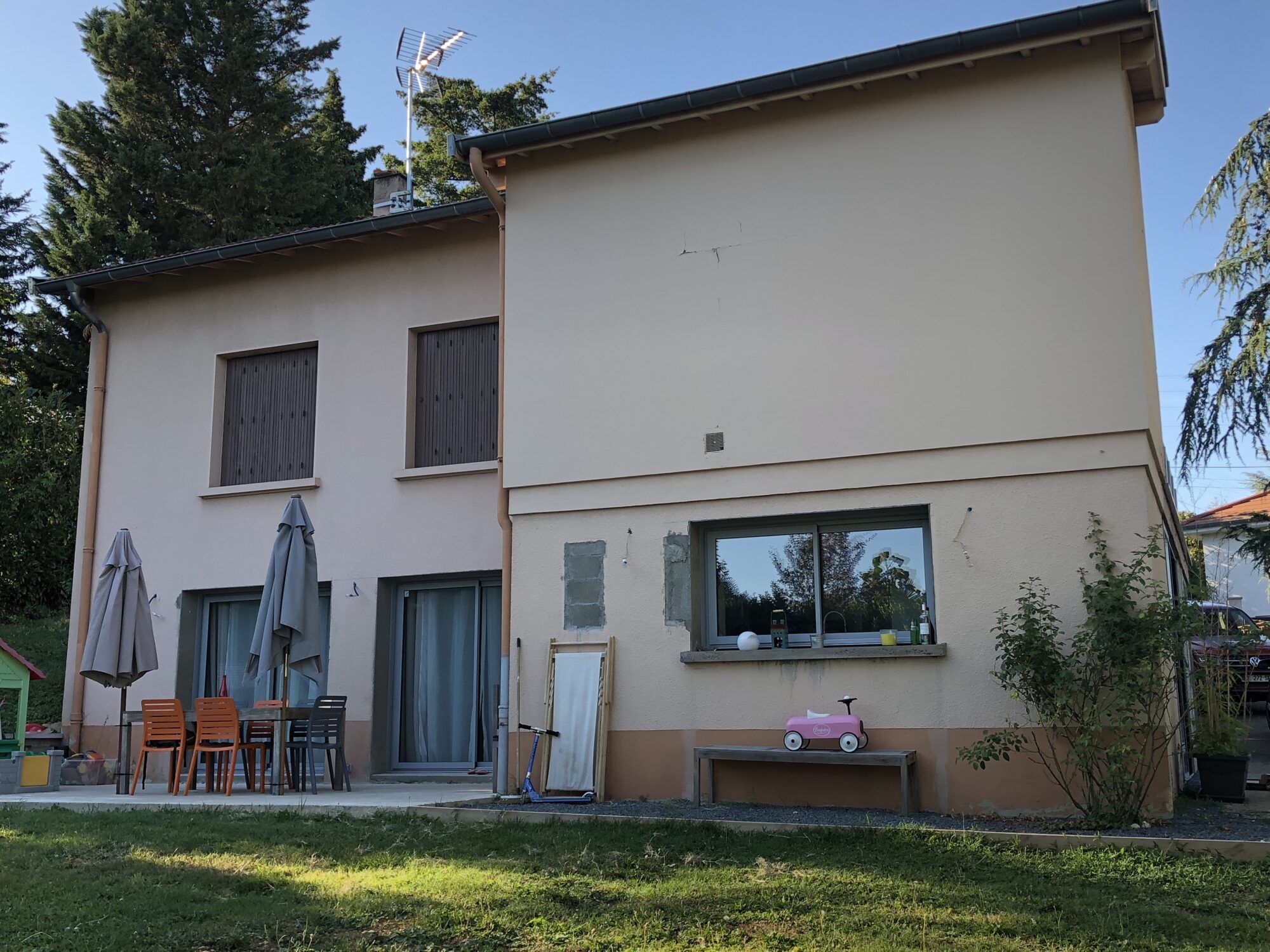 Maison après traitement contre les remontées d'humidité des façades à Sathonay-Camp- Ravalement effectué -3R Façades