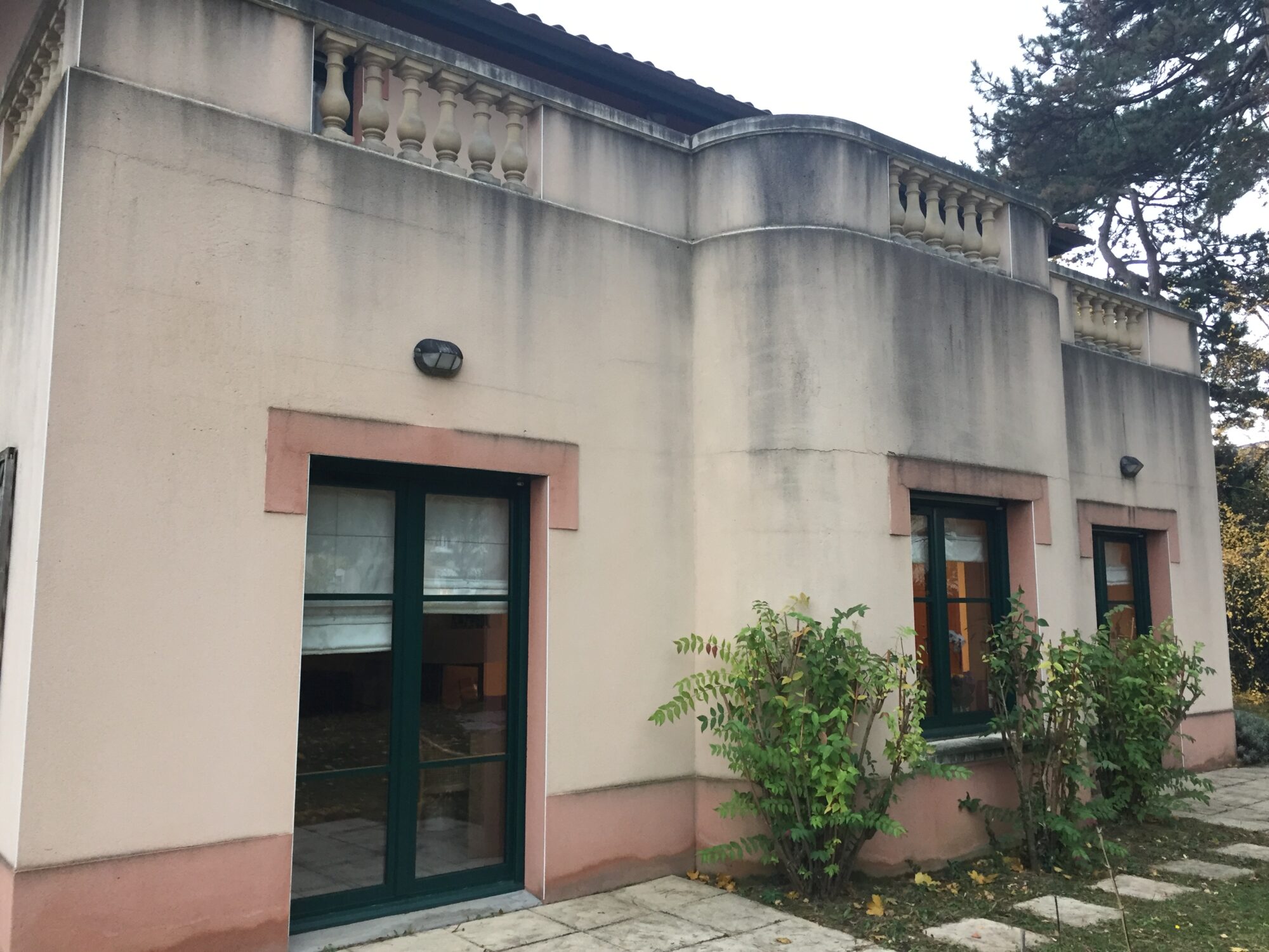 Maison avant l'opération de traitement cointre les remontées d'humidité à Lyon 4ème arrondissement, état d’origine -3R Façades