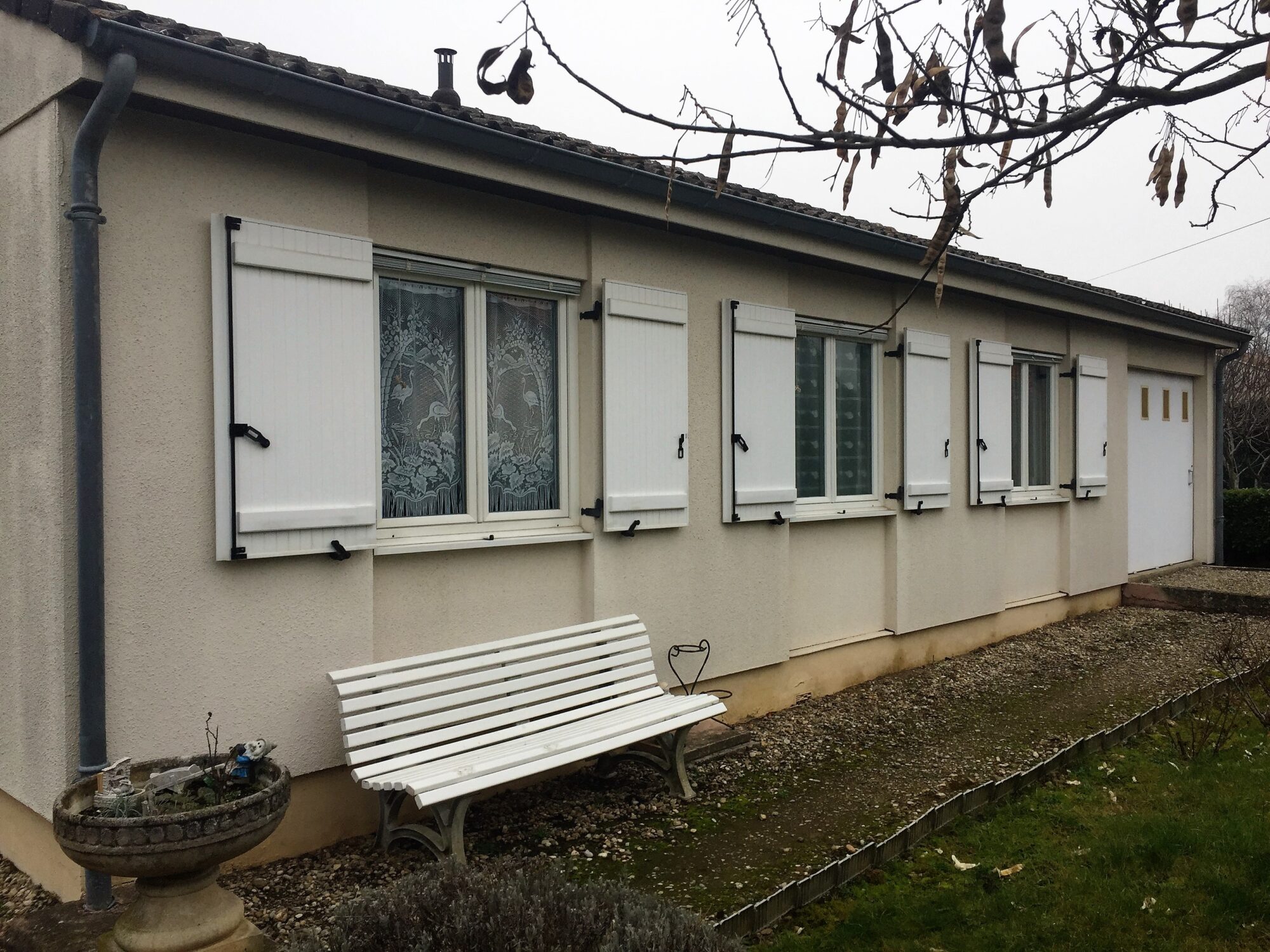 Maison avant l'opération de traitement cointre les remontées d'humidité à Lyon 9ème arrondissement, état d’origine -3R Façades