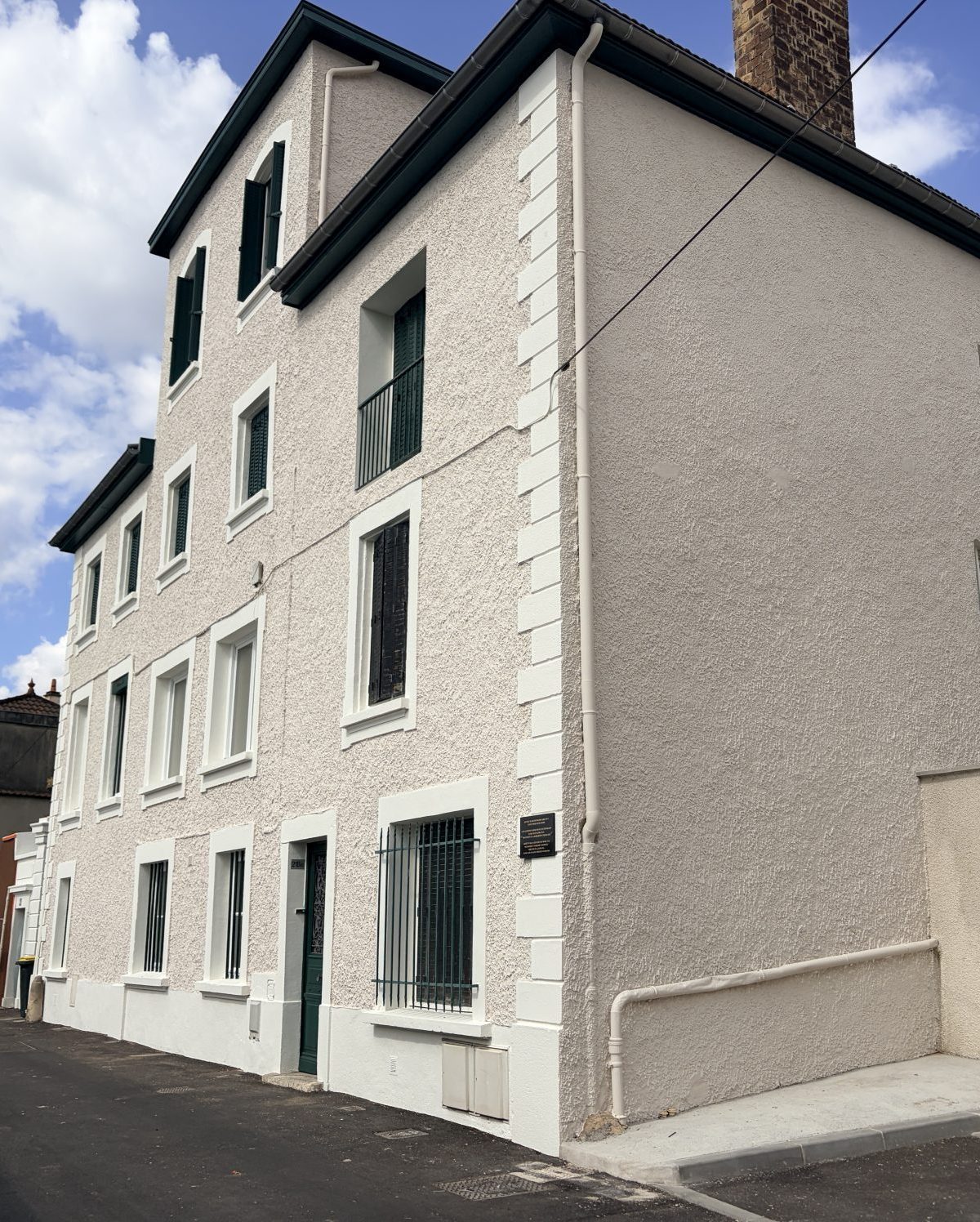 Façade copropriété Caluire après ravalement et finition VERTIKAL RSE 50, modénature contrastée