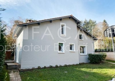 Maison blanche avec fenêtres, jardin, 3R Façades.