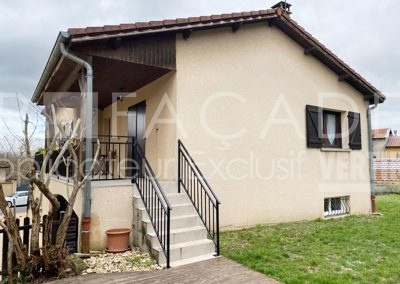 Maison moderne avec escalier et fenêtres en 3R Façades.