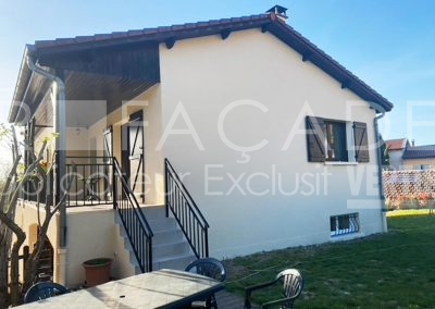 Maison moderne avec balcon et escaliers, 3R Façades.