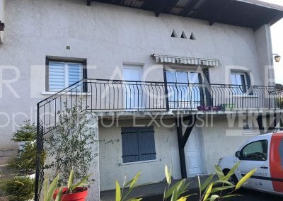 Maison avec balcon et voiture, 3R Façades.