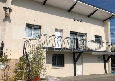 Maison moderne avec balcon en fer forgé. 3R Façades.