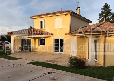 Maison jaune avec patio, 3R Façades.