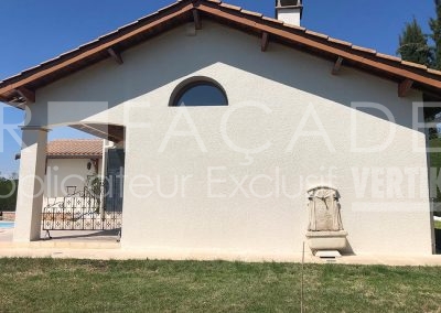 Façade de bâtiment blanc avec fenêtre et colonne.