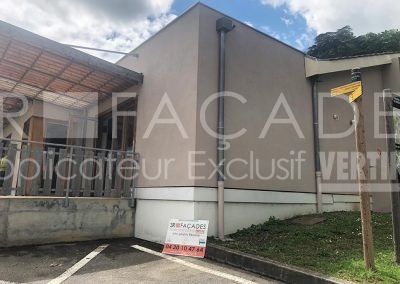 Bâtiment 3R Façades en construction avec panneau signalétique.