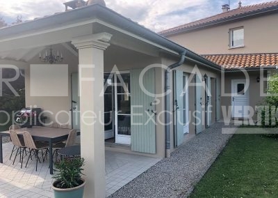 Maison avec véranda, portes-fenêtres, table et chaises, 3R Façades