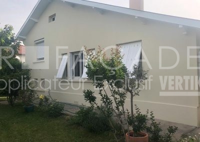 Maison blanche avec fenêtres et plantes 3R Façades