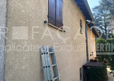 Façade de maison avec volets bleus et gris, 3R Façades.