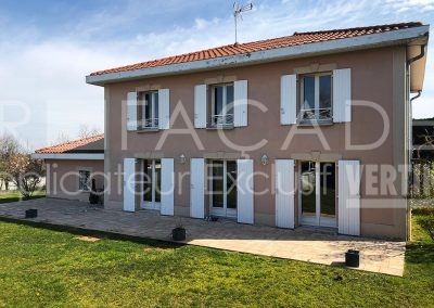 Maison 3R Façades fenêtres blanches.