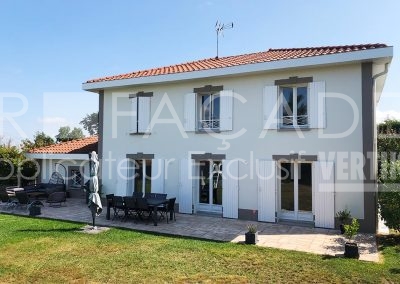 Maison moderne 3R Façades fenêtres blanches jardin