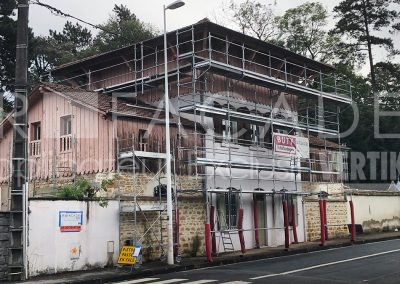 Bâtiment en rénovation, échafaudages, 3R Façades.