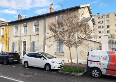 Voiture blanche devant maison, 3R Façades camion à droite.
