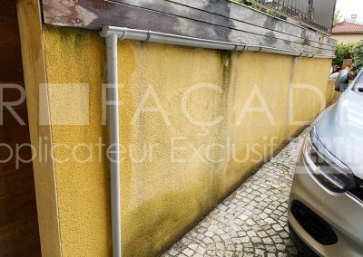 Mur sale avec tuyau, voiture garée, 3R Façades.