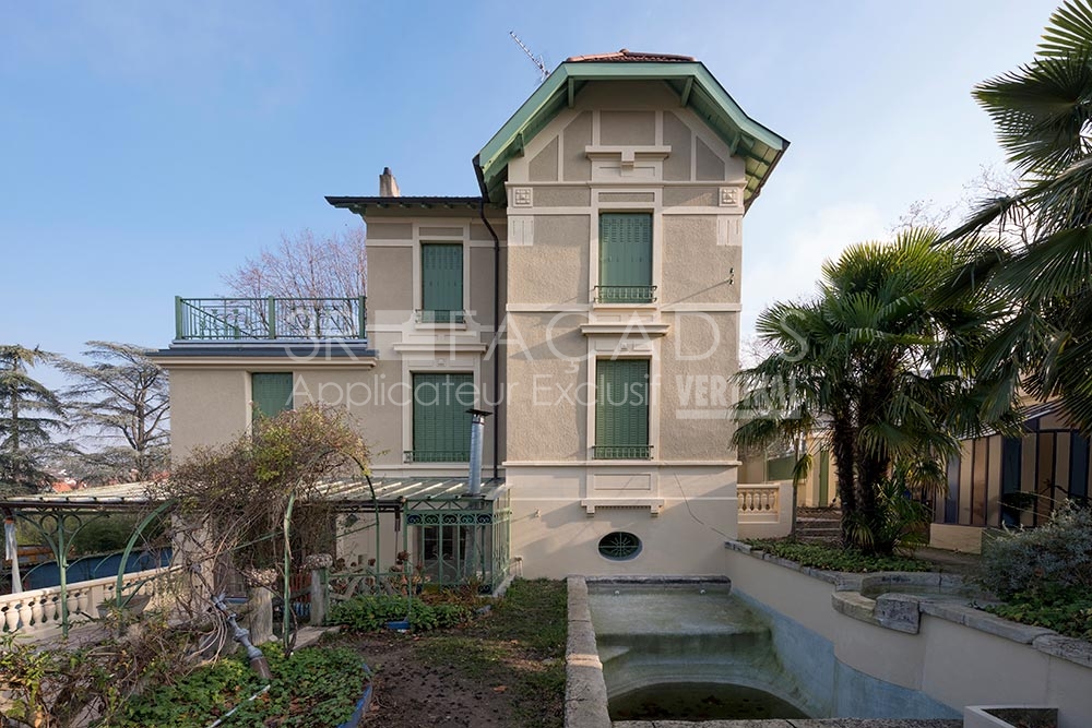 Maison 3R Façades avec fenêtres vertes et balcon.