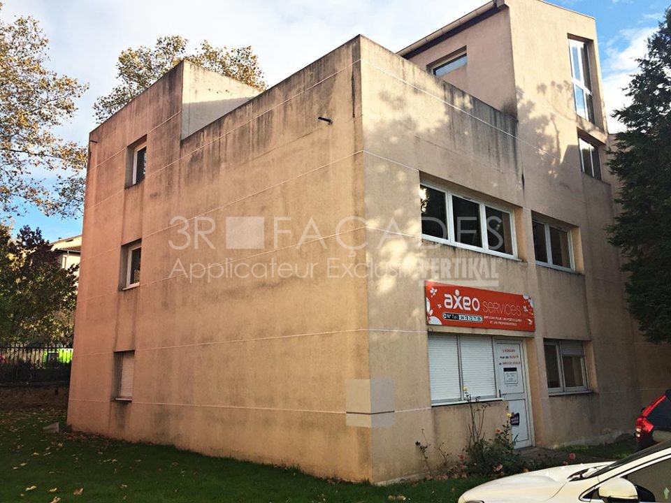 Bâtiment commercial 3R Façades nettoyé.