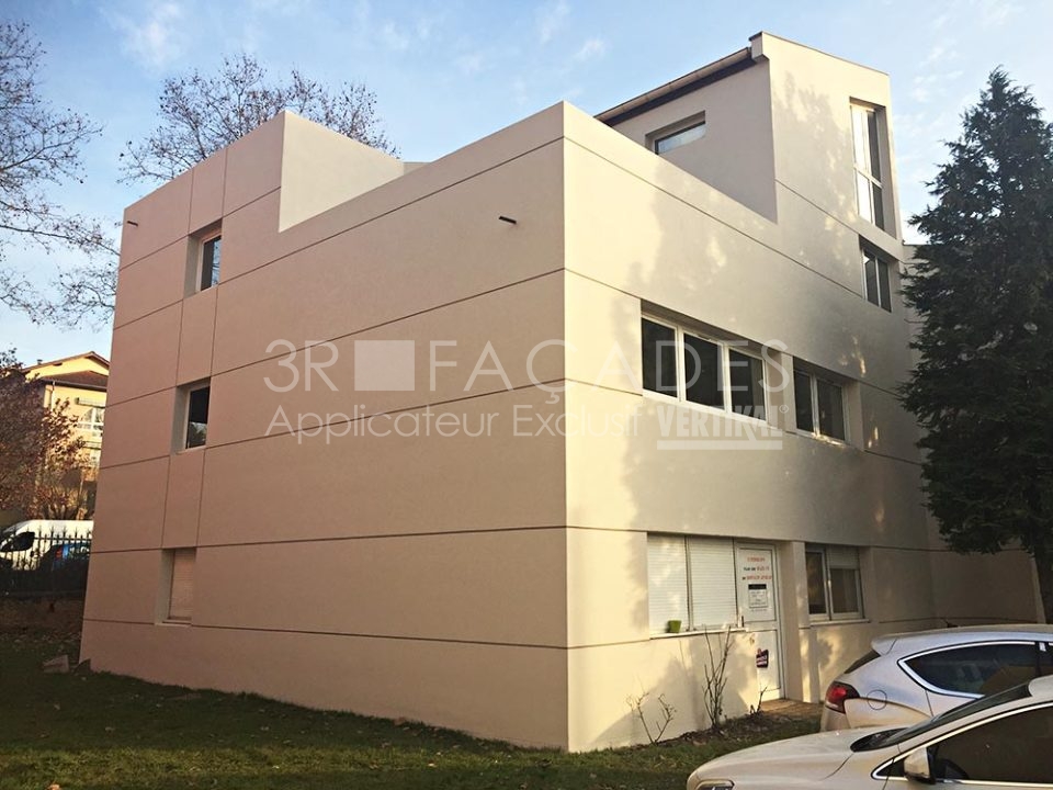 Bâtiment moderne avec façade 3R.