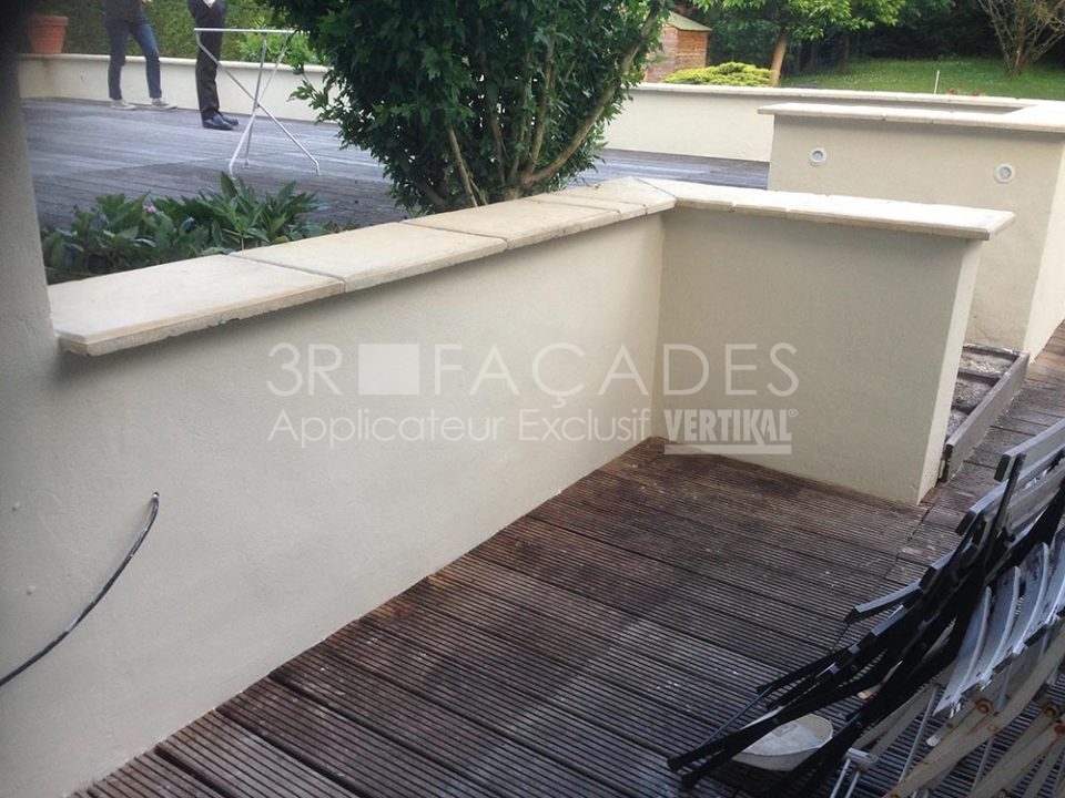 Terrasse en bois avec murs blancs et chaise