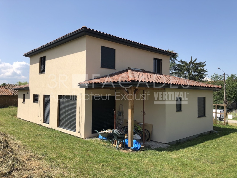 Maison moderne 3R Façades avec toit en tuiles rouges.