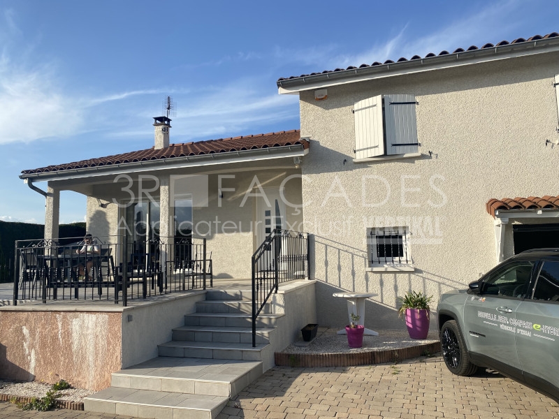 Maison moderne avec balcon et voiture, 3R Façades