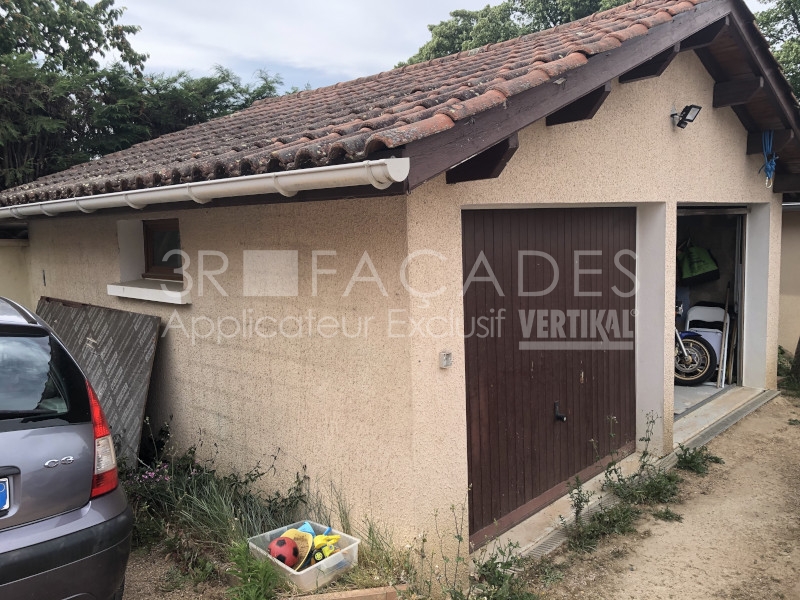 Garage avec porte marron, voiture grise, jouets dans une boîte.