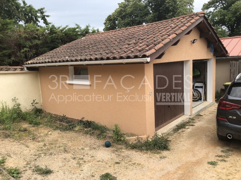 3R Façades : Maison beige avec toit en tuiles, garage ouvert, voiture noire.