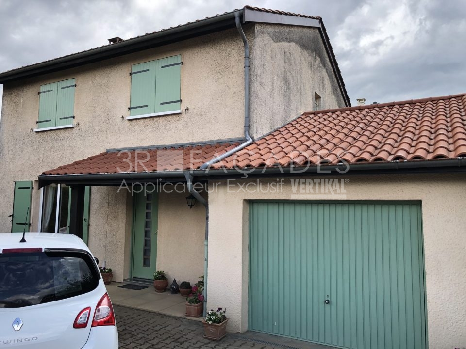 Maison avec porte verte et voiture blanche, 3R Façades.