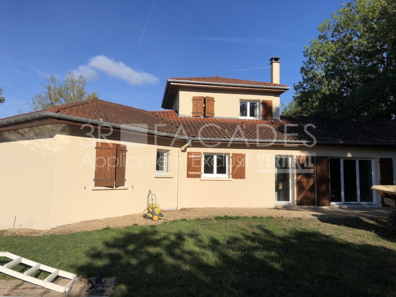 Maison avec volets en bois, 3R Façades.