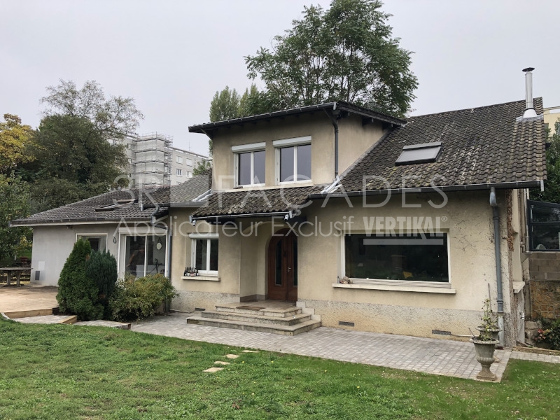 Maison moderne 3R Façades, porte marron, fenêtres blanches.