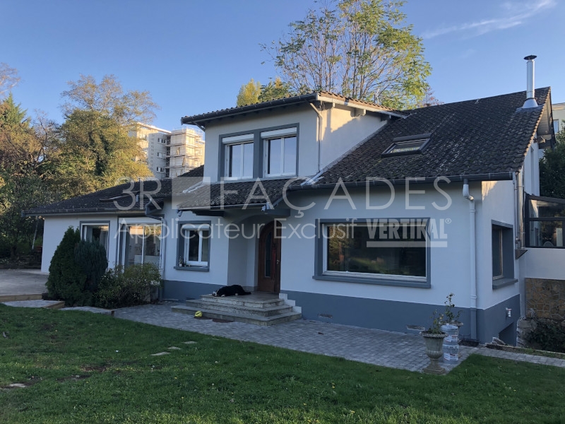 Maison moderne avec 3R Façades, fenêtres et porte d'entrée.