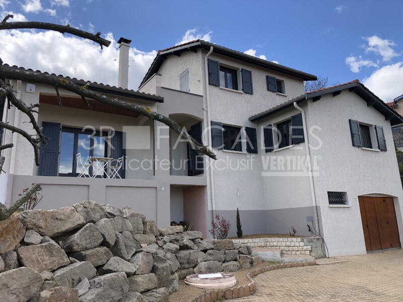 Maison blanche avec volets noirs, 3R Façades.