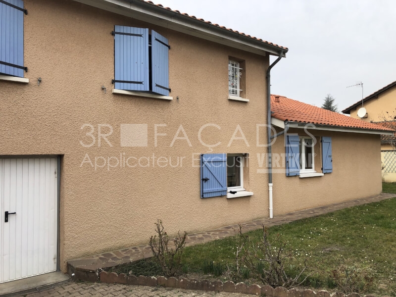 Maison beige avec volets bleus, 3R Façades.