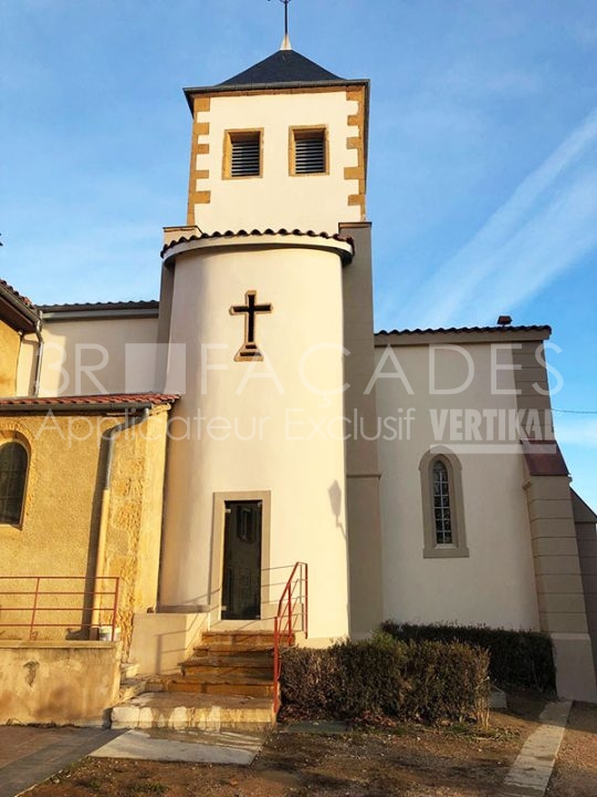 Façade d'église avec clocher et croix.